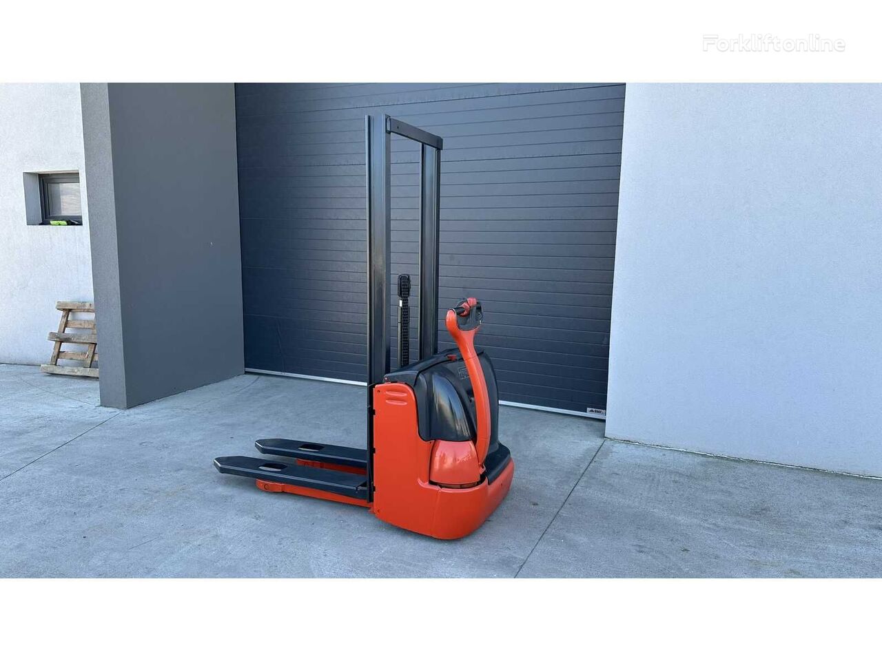 штабелер Linde Forklift